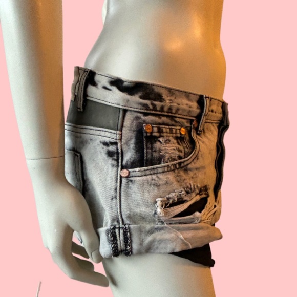 One Teaspoon Jean Shorts Bandits size 30 button fly low rise relaxed fit - Picture 2 of 12